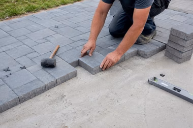 układanie kostki brukowej na betonie